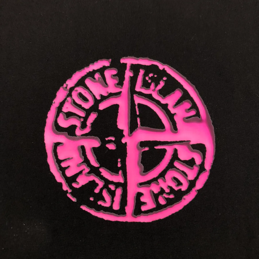 P180 Stone Island Stone Island 2025 latest T-shirt, couple style ~ Original order, stylish and casual short T-shirt, specially made of customized cotton fabric ~ Cotton T-shirt ~ Pre-washed to prevent deformation and shrinkage problem, more comfortable and breathable on the body ~ All available from stock ~ Unique design style, trendy must-have item, complete with three standards 👍 Color: black/white Size: S M L XL (larger version, please indicate your height and weight when placing an order)